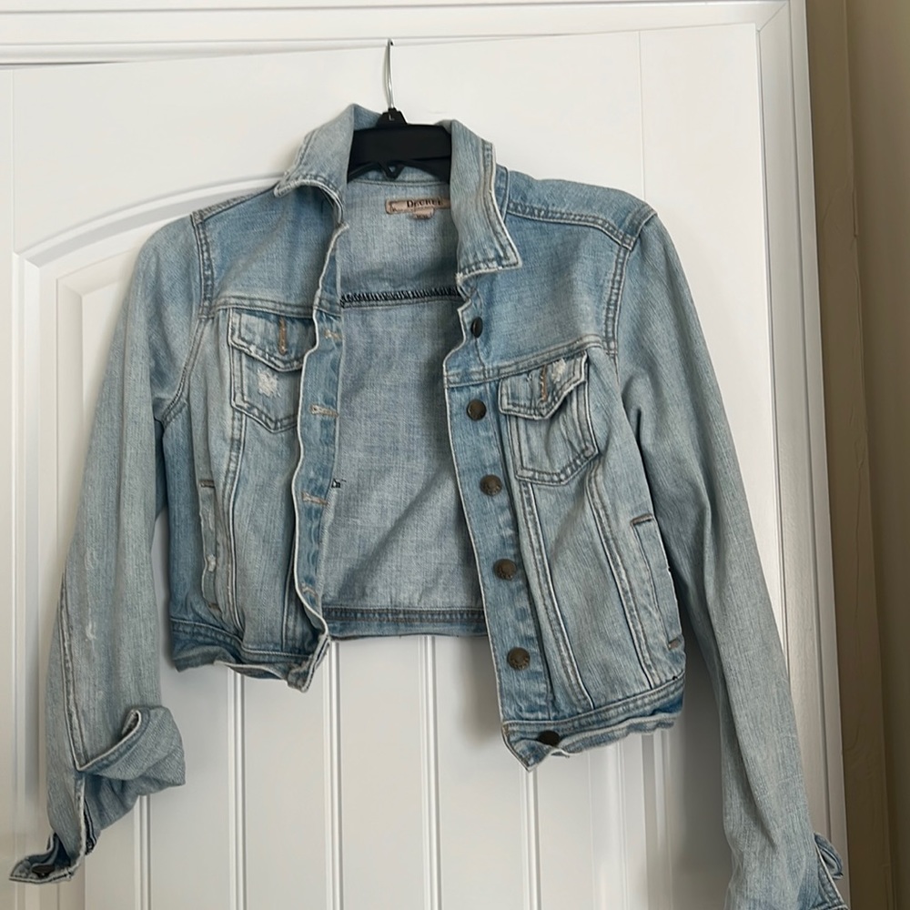 cropped light blue jean jacket with distressed pockets, size medium